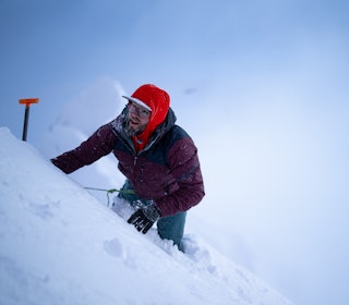 FULL VINTER: Det er masse snø og tidvis nydelige skiforhold i Nord-Norge. Men onsdag kommer vinden og da øker skredfaren betydelig. Her er Finn Hovem i gang med sjekk av snøen på Storgalten i Lyngsalpene mandag denne uka. Foto: Martin Andersen