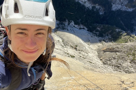ALENE: Mari Salvesen knipsa noen selfier - kleine som hun kaller de - på vei opp stupet på Mt. Watkins. Foto: Mari Salvesen ALENE: Mari Salvesen knipsa noen selfier - kleine som hun kaller de - på vei opp stupet på Mt. Watkins. Foto: Mari Salvesen