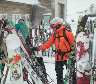 GODE KJØP: Å kjøpe ski brukt er bra for både lommeboka og miljøet, og skiene trenger slett ikke være dårligere enn årets nye og flotte modeller - noen ganger kan de gamle utgavene være bedre. Foto: Tore Meirik