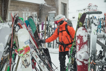 GODE KJØP: Å kjøpe ski brukt er bra for både lommeboka og miljøet, og skiene trenger slett ikke være dårligere enn årets nye og flotte modeller - noen ganger kan de gamle utgavene være bedre. Foto: Tore Meirik