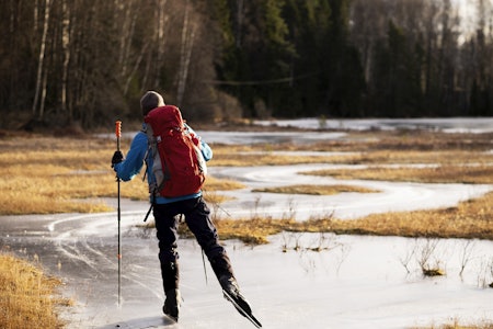 LA DET SVINGE: Bindingsvannet er et langstrakt, smalt vann på grensen mellom Enebakk og Nordre Follo. Foto: Per Sollermann bindingsvannet med turskøyter