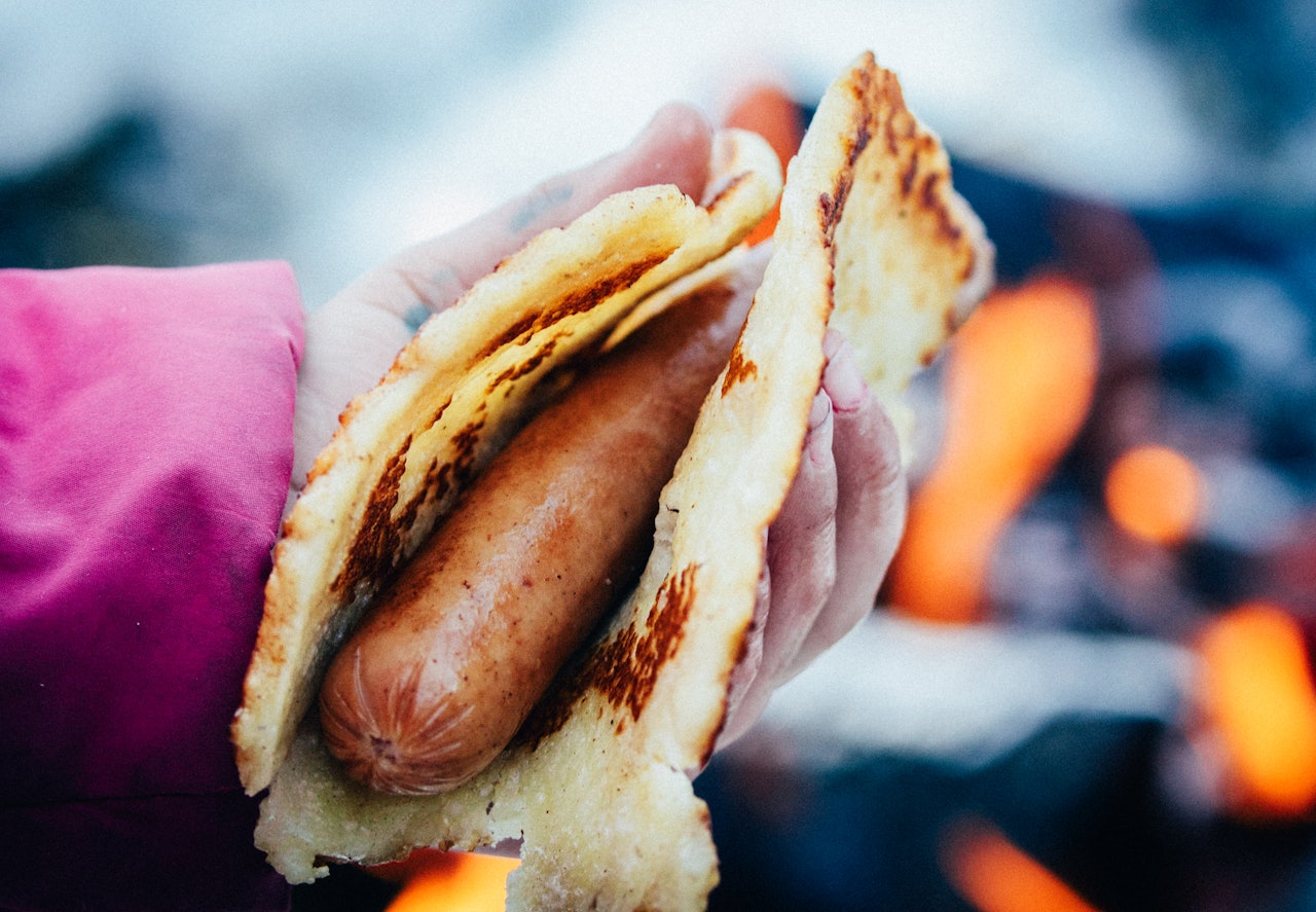 BÅLPØLSER: Pølse med helt ferske lomper. Foto: Sigrid Henjum pølse med lompe bålmat