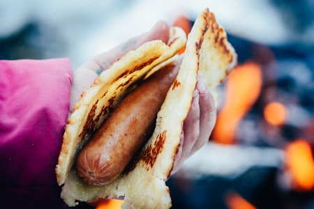 BÅLPØLSER: Pølse med helt ferske lomper. Foto: Sigrid Henjum pølse med lompe bålmat