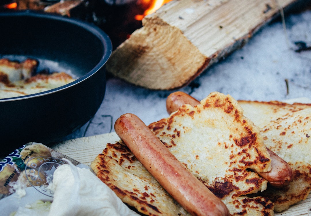 PØLSE MED LOMPE: Lompene blir kanskje ikke like runde og perfekte som de du får kjøpt, men de er ferske, lune og smaker veldig godt på tur. Foto: Sigrid Henjum pølse med lompe turmat