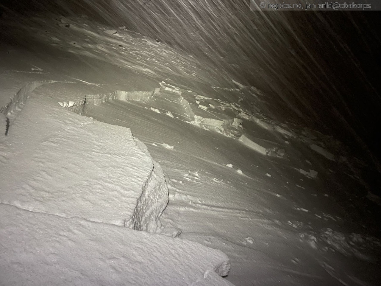 NARVIK: Snøen som har lagt seg de siste dagene er ustabil. Ferske skred i fokksnøen ved Narvik torsdag 23. november. Foto: jan arild@obskorps/ regobs.no NARVIK: Snøen som har lagt seg de siste dagene er ustabil. Ferske skred i fokksnøen ved Narvik torsdag 23. november. Foto: jan arild@obskorps/ regobs.no