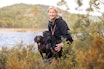 AKTIV: Som eier av jaktcockere tvinger en aktiv livsstil seg frem. Grete Bauer går i snitt 20.000 skritt hver dag. Det meste av dem med hundene. Foto: Therese N. Andersen