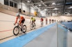 I GANG: Aasmund Groven Lindtveit gir kommende instruktører en mild start i Asker-velodromen. Foto: Henrik Alpers.