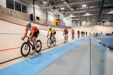 I GANG: Aasmund Groven Lindtveit gir kommende instruktører en mild start i Asker-velodromen. Foto: Henrik Alpers. I GANG: Aasmund Groven Lindtveit gir kommende instruktører en mild start i Asker-velodromen. Foto: Henrik Alpers.