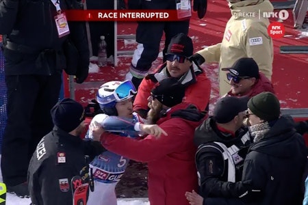 SINT: Henrik Kristoffersen reagerte med sinne og snøballkasting da klimademonstranter tok seg inn i målområdet under verdenscuprennet i Gurgl. Foto: Skjermdump/NRK SINT: Henrik Kristoffersen reagerte med sinne og snøballkasting da klimademonstranter tok seg inn i målområdet under verdenscuprennet i Gurgl. Foto: Skjermdump/NRK