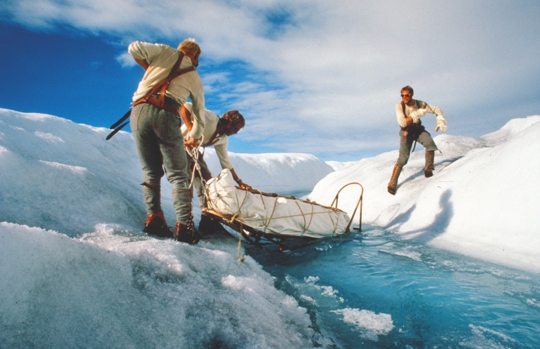 1988: Hundre år etter at Fridtjof Nansen krysset Grønland som førstemann på ski, gikk Odd Eliassen, Stein P. Aasheim. Jo Toftdahl og Nils U. Hagen den samme ruta med identisk utstyr som det Nansen benyttet. 11