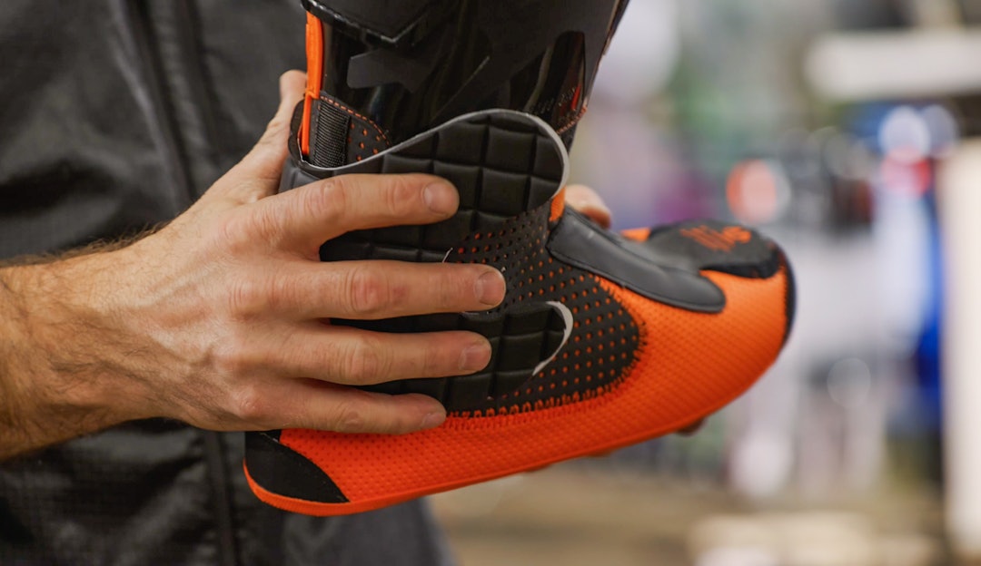 BUTTERFLY: Paddingen kan klippes opp og brukes til flere områder på innerskoen for å redusere volum. Foto: Sigurd Ekeli Grimsby innerstøvel