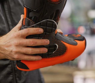 BUTTERFLY: Paddingen kan klippes opp og brukes til flere områder på innerskoen for å redusere volum. Foto: Sigurd Ekeli Grimsby innerstøvel