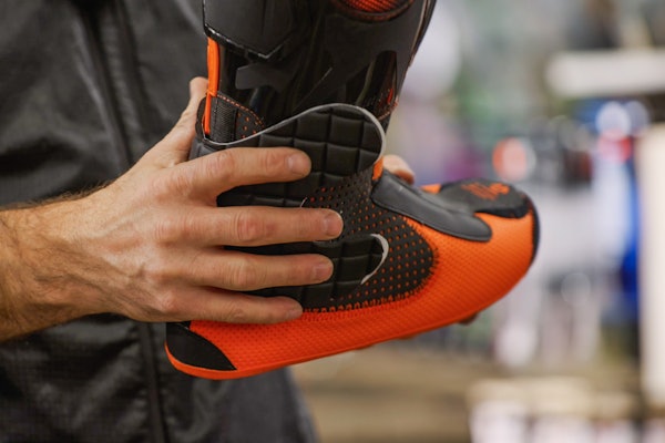 BUTTERFLY: Paddingen kan klippes opp og brukes til flere områder på innerskoen for å redusere volum. Foto: Sigurd Ekeli Grimsby innerstøvel