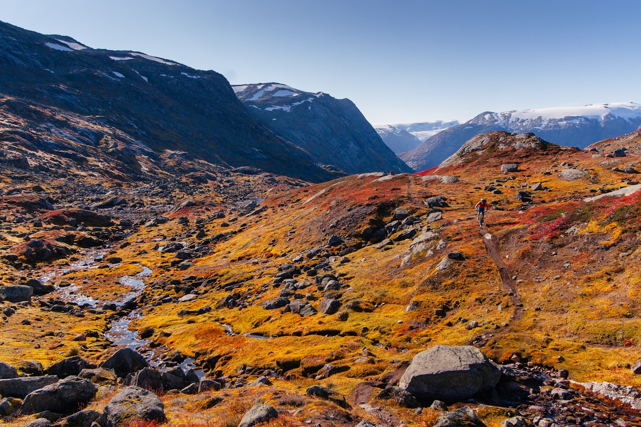 Like ved Sprongdalshytta med Jostedalsbreen i bakgrunnen