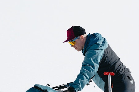 ANSVARLIG TIL FJELLS: Finn Hovem er en råskalle i fjellet, men ansvaret for sikkerheten til sjøs overlot han til (blant andre) Aksel Lund Svindal. Foto: Kristoffer Lorentze Fjellguide graver i snøen for å sjekke skredfare på topptur