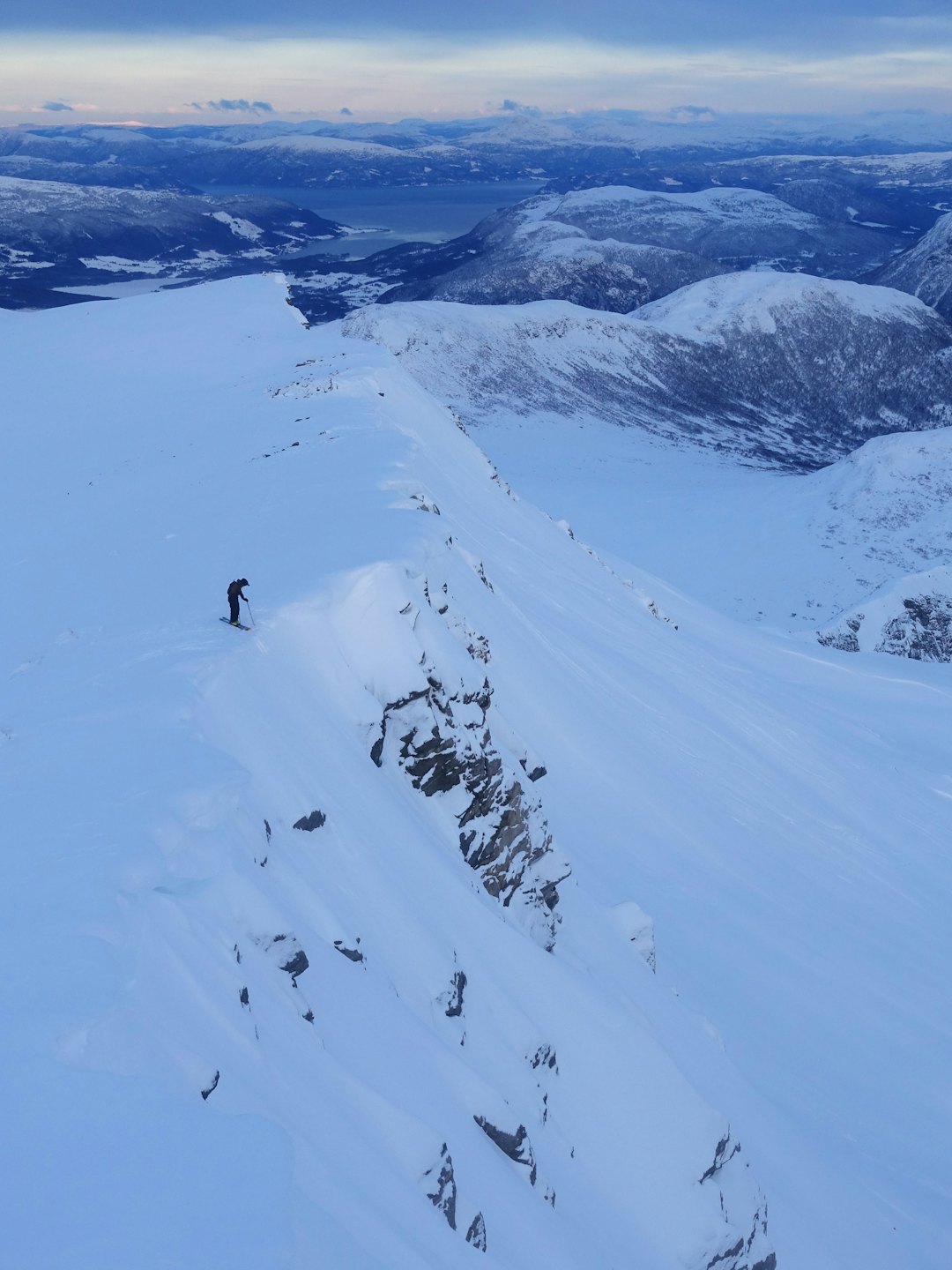 FRISTELSER: Det er godt skiføre mange steder i Norge allerede nå, men skredforholdene kan være vanskelige. Dette er på Åbittinden på Nordmøre 29. november. Foto: Tore Meirik