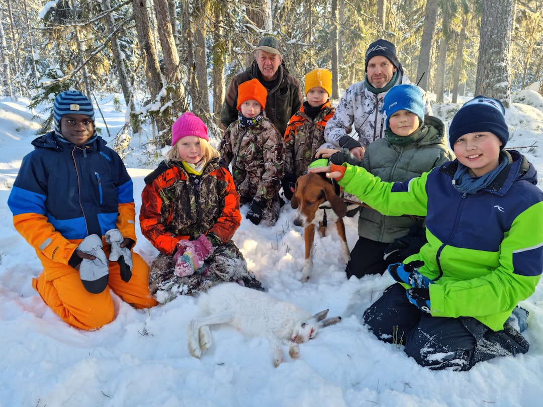 Trysil UNG arrangerte også en vellykket harejakt i samarbeid med med Østby JFF. De fikk høre harelos, og flere fikk se haren på post, samt studert mange andre spor i snøen. (Foto: Arne S. Sneli) Trysil UNG arrangerte også en vellykket harejakt i samarbeid med med Østby JFF. De fikk høre harelos, og flere fikk se haren på post, samt studert mange andre spor i snøen. (Foto: Arne S. Sneli)