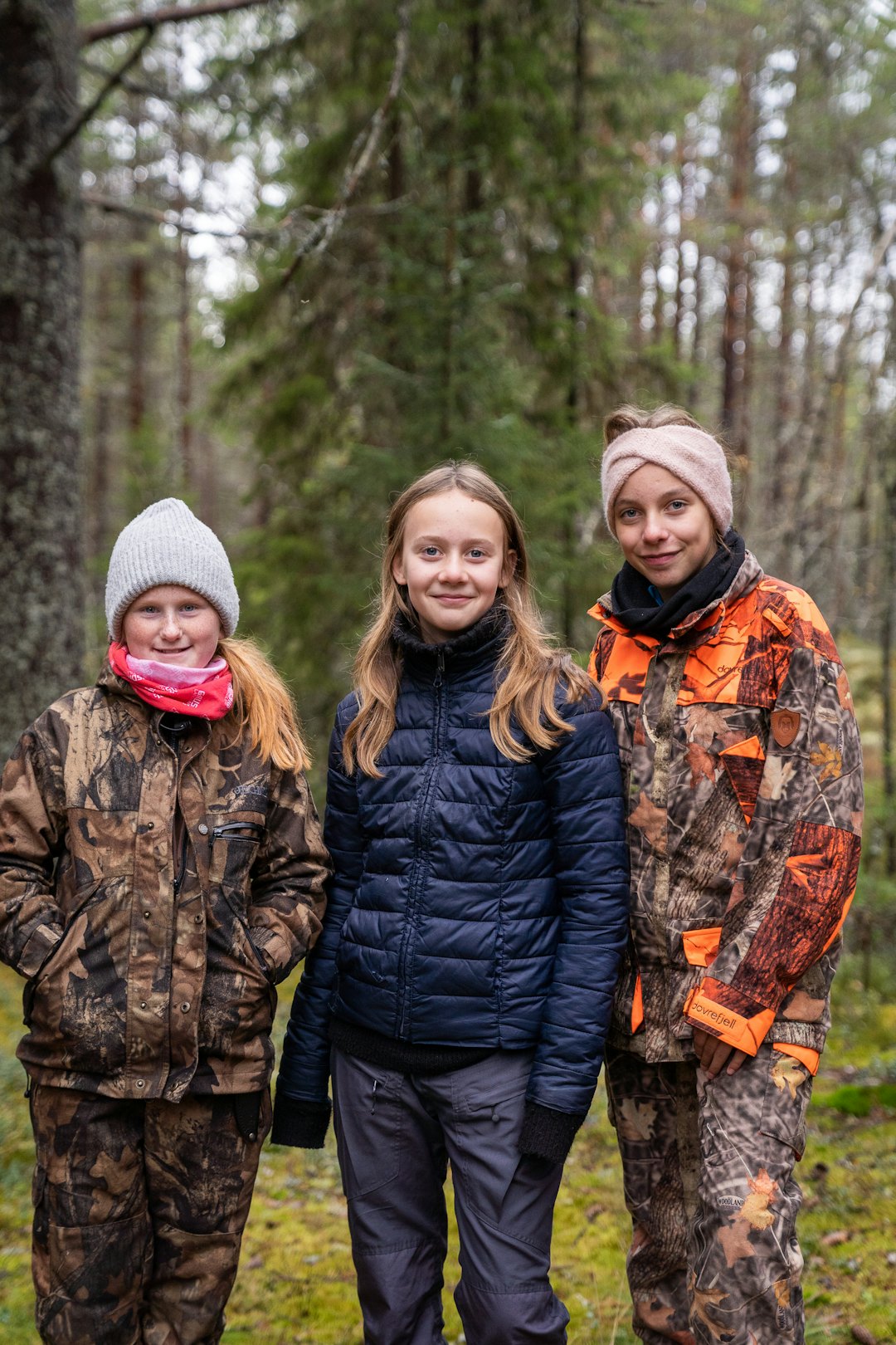 Venninnene Ida Tøråsen, Andrea Heien og Mina Østmo-Storsnes begynner allerede å bli skikkelige jegere. (Foto: Therese N. Andersen) Jenter i skogen