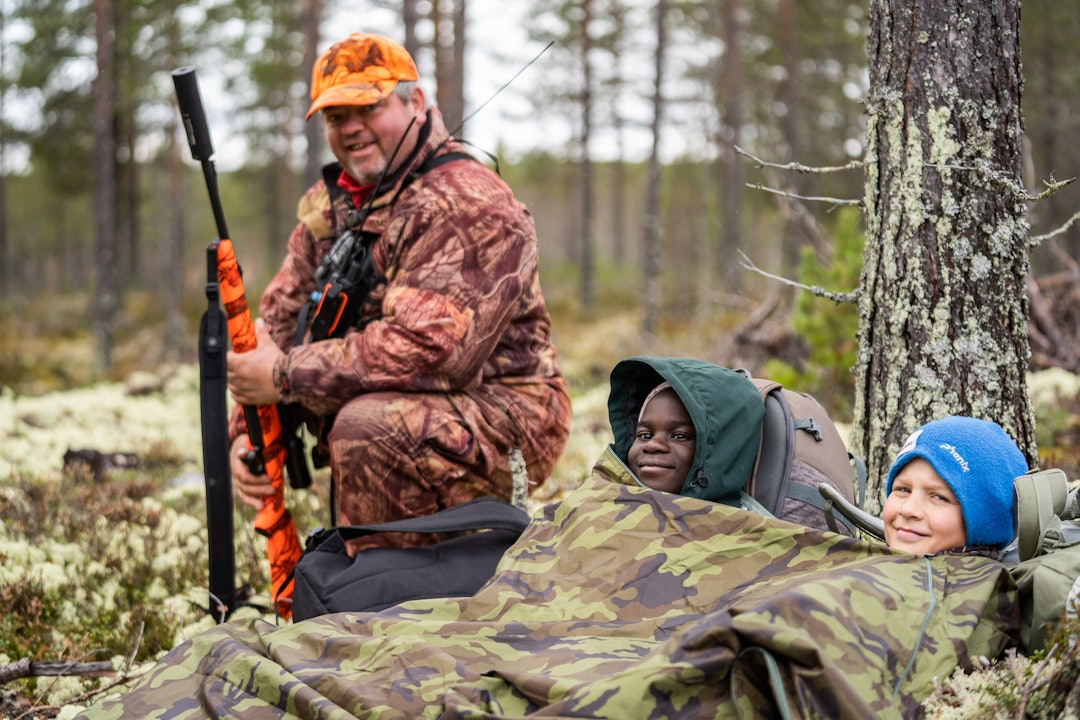 Ingenting hindrer disse gutta i litt kaldt vær og venting i skogen på post.  (Foto: Therese N. Andersen) Barn med jeger i skogen
