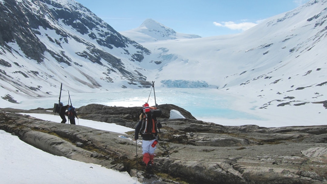 SNART SNØ UNDER BEINA: Erdalsbreen innerst i Erdalen er vanlig rute opp til Jostedalsbreen. Denne gangen må vi gå rundt vannet. Foto: Kristin Kjensberg SNART SNØ UNDER BEINA: Erdalsbreen innerst i Erdalen er vanlig rute opp til Jostedalsbreen. Denne gangen må vi gå rundt vannet. Foto: Kristin Kjensberg