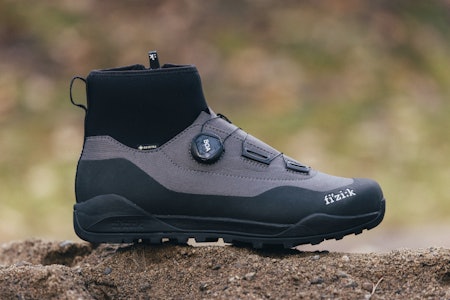 VARM HØST- OG VINTERSKO: Fizik Terra Nanuq X2 GTX har ikke det korteste navnet i verden, men hjelper alle disse bokstavene noe mot vinterkulda i Norge? Det har vi testet. Foto: Kristoffer H. Kippernes. fizik vintersko sykkel test