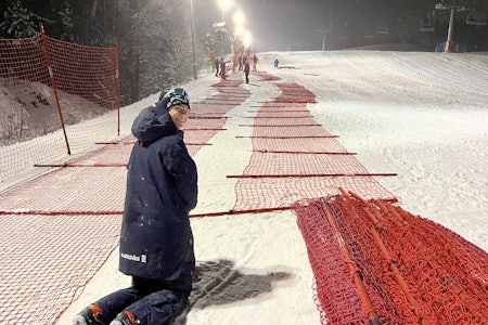 NETT: Kjelsås-trener Morten Dyrstad Lydersen jobber med sikkerhetsnettet som også er avgrensning for randotraséen i Wyllerløypa. sikkerhetsnett i wyllerløypa i Oslo