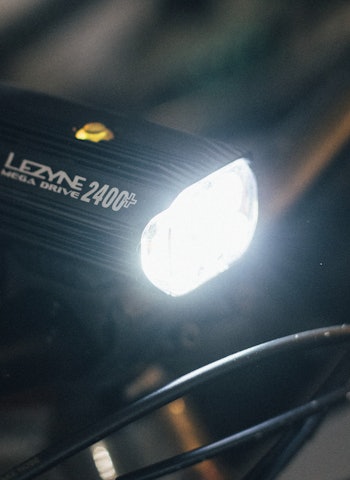KRAFTIG: MegaDrive 2400+ er så langt den kraftigste lykten vi har testet fra Lezyne. Foto: Kristoffer H. Kippernes. lezyne sykkellykt test