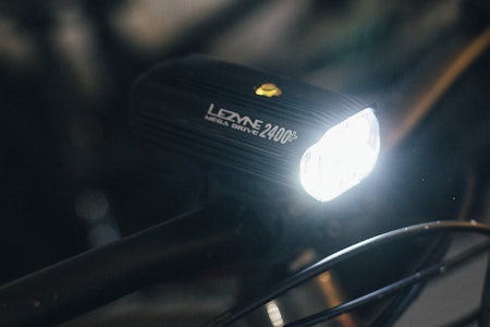 KRAFTIG: MegaDrive 2400+ er så langt den kraftigste lykten vi har testet fra Lezyne. Foto: Kristoffer H. Kippernes. lezyne sykkellykt test