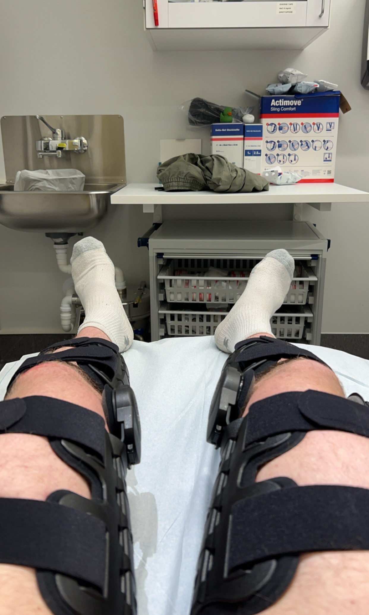 BEGGE KNÆRNE: Det ble en tidlig avslutning på vintersesong for Fjellfanten Martin Andersen. Foto: Martin Andersen