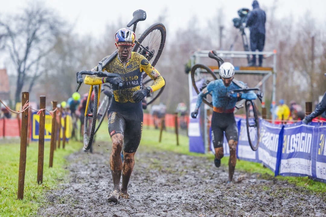 GJØRMEFEST: Van Aert hadde etter hvert god kontroll i gjørma i Essen. Foto: Cor Vos GJØRMEFEST: Van Aert hadde etter hvert god kontroll i gjørma i Essen. Foto: Cor Vos