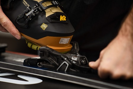 KRAFTIG: Frembindingen til Salomon Shift har pin når du går, og gjøres om til alpinbinding i kjøremodus. Foto: Sigurd Ekeli Grimsby KRAFTIG: Frembindingen til Salomon Shift har pin når du går, og gjøres om til alpinbinding i kjøremodus. Foto: Sigurd Ekeli Grimsby