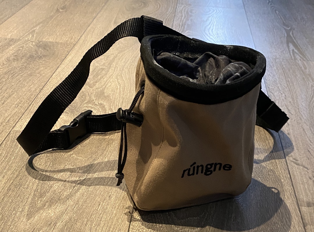 Rúngnes kalkpose har standard snorlås og langt og bredt belte. Foto: Tore Meirik