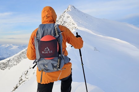 TESTET: Blue Ice Kume er en detaljrik topptursekk som er egnet for krevende turer. Her fra en testtur på Nordmøre i desember, men traversen mellom Trolltinden og Åbittinden i sikte. Foto: Ole-Jørgen Lian TESTET: Blue Ice Kume er en detaljrik topptursekk som er egnet for krevende turer. Her fra en testtur på Nordmøre i desember, men traversen mellom Trolltinden og Åbittinden i sikte. Foto: Ole-Jørgen Lian