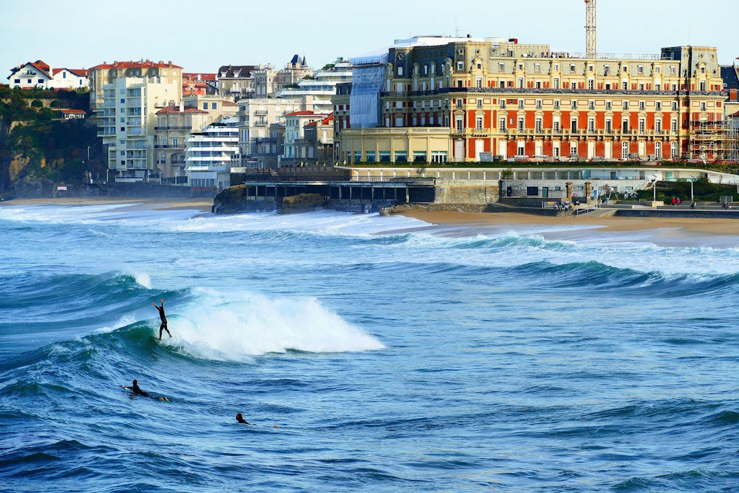 Surf foran Hotel du Palais i Biarritz.