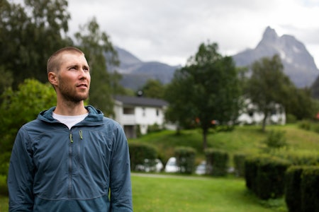 KORTHÅRA: – Egentlig er jeg en langhåra boms.. Men jeg har nettopp klipt håret, meldte Juho i forbindelse med fotoseansen utenfor Hotel Aak i Romsdal. Foto: Tore Meirik