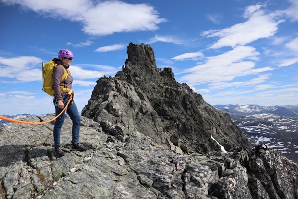 MED PÅ LISTA: Kvanndalstind i Romsdalen har sin naturlige plass på ei slik liste. Foto: Tore Meirik dame i fjellet
