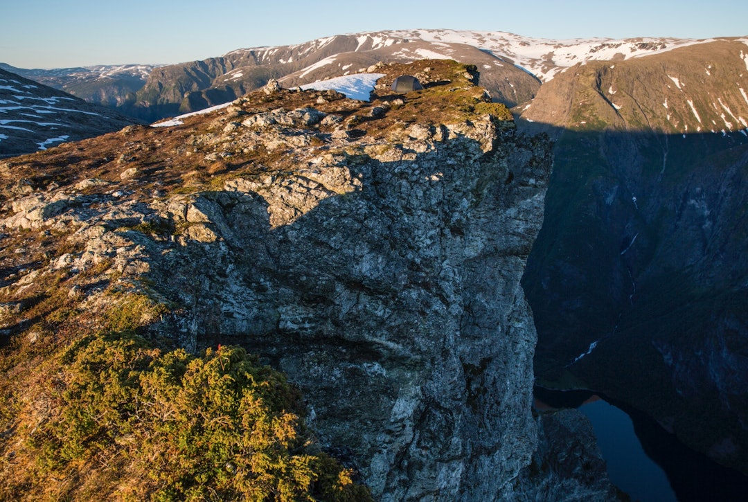 PÅ KANTEN: Kan ikke klage på utsikten fra teltåpningen! nærøyfjorden fjelltur