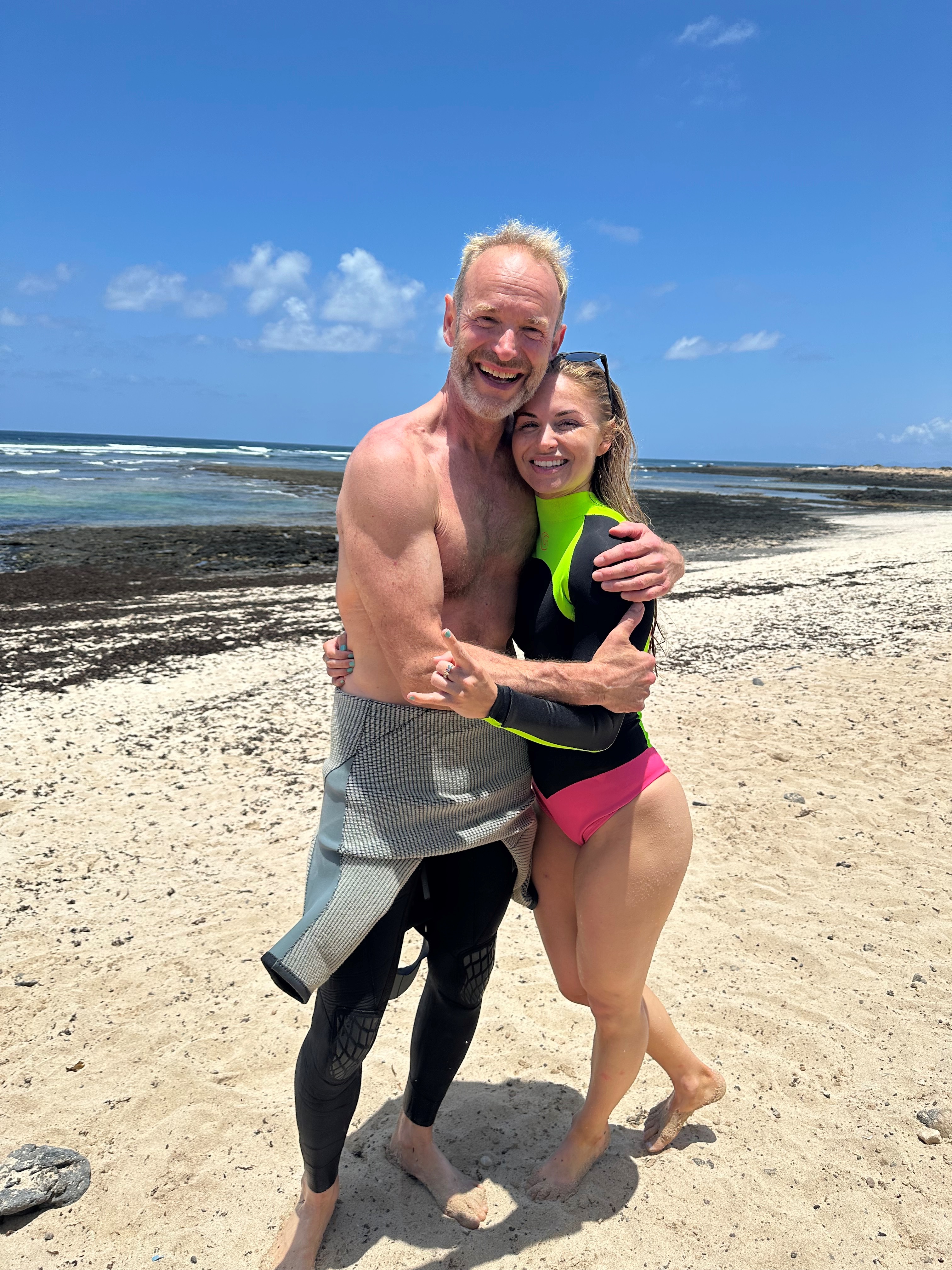 FAR OG DATTER: Elling Balhald og eldstedatteren Nathalie på surfetur til Fuerteventura. Foto: Privat