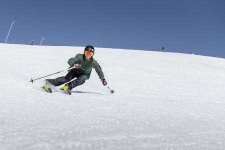 PÅ SKJÆR: Ida Gunleiksrud skjærer buer i Vangslia i Oppdal under testen av carvingski for sesongen 2023/ 24. Foto: Martin Innerdal Dalen dame som kjører kjørende sving på ski