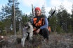LESE HUNDEN: Noe som gjør bandhundjakta spesielt er det tette samarbeidet som må fungere mellom hund og fører. Her er Ann Helen Aabogen Haugaard med hunden Storm, han legger halen bakover når han kjenner godlukt. En av hennes andre hunder løfter på beinet og peker som en fuglehund når hun kjenner elglukt. Uten å kunne forstå hva hunden sier deg, vil du ikke fungere som hundefører på bandhundjakt. LESE HUNDEN: Noe som gjør bandhundjakta spesielt er det tette samarbeidet som må fungere mellom hund og fører. Her er Ann Helen Aabogen Haugaard med hunden Storm, han legger halen bakover når han kjenner godlukt. En av hennes andre hunder løfter på beinet og peker som en fuglehund når hun kjenner elglukt. Uten å kunne forstå hva hunden sier deg, vil du ikke fungere som hundefører på bandhundjakt.