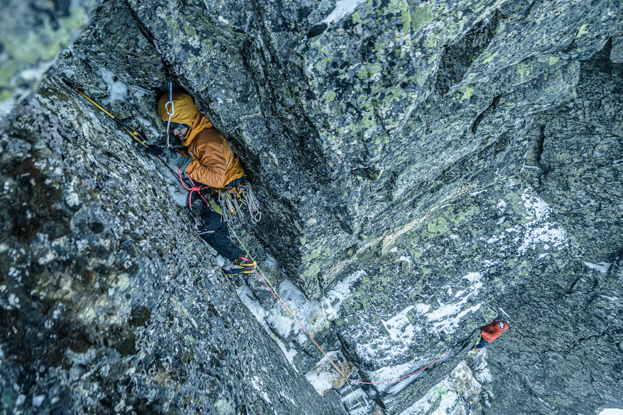 URDVASSNUTEN: Fete bilder fra førstebestigningen på Urdvassnuten i Hallingdal. Foto: Vegard Breie to karer som klatrer i fjellet
