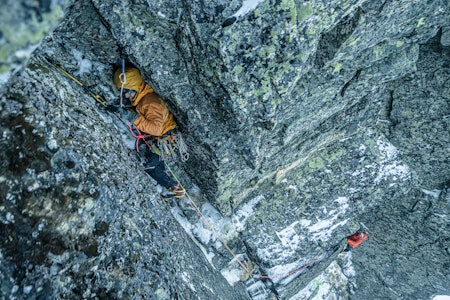 URDVASSNUTEN: Fete bilder fra førstebestigningen på Urdvassnuten i Hallingdal. Foto: Vegard Breie to karer som klatrer i fjellet