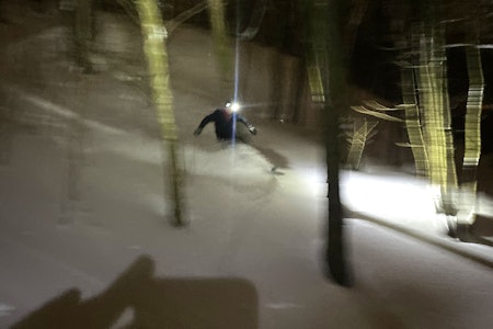 POWSURF I OSLO: Pudder på Ekeberg! Foto: Alexander Hagen mann som kjører brett i pudder om kvelden