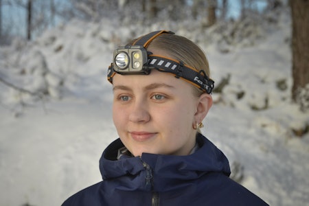 TESTET: Fenix HP16R har tre lyskilder med spot, flomlys eller rødt lys. Foto: Egill Danielsen Fenix HP16R hodelykt test