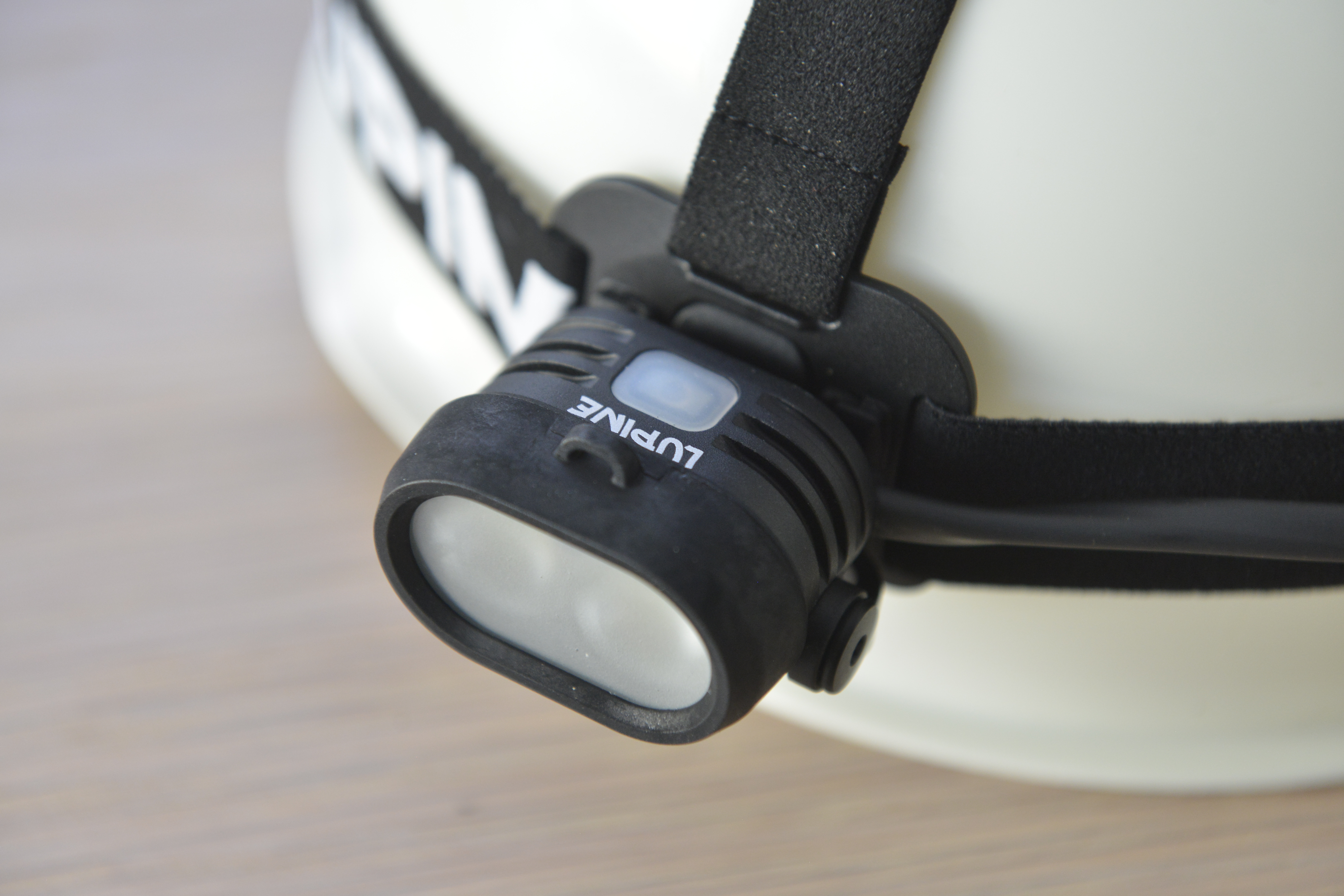 LYS-EFFEKT: Et filter av frostet glass kan plasseres på fronten. Da endrer lyskjeglen helt karakter og gir bredt og mykt lys. Foto: Egill Danielsen