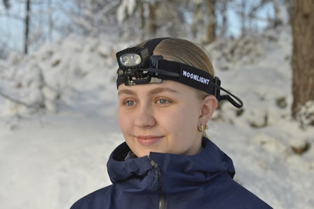 Et bra hodebånd og lett lyktehode gjør at man ikke merker mye til denne hodelykten, særlig om batteriet plasseres i en lomme. moonlight-bad-2000 test hodelykt