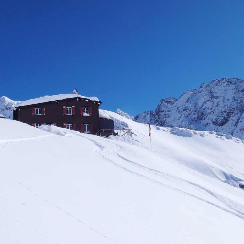 FINT PLASSERT: Silveretta Hütte i vinterdrakt. Foto: Silveretta Hütte