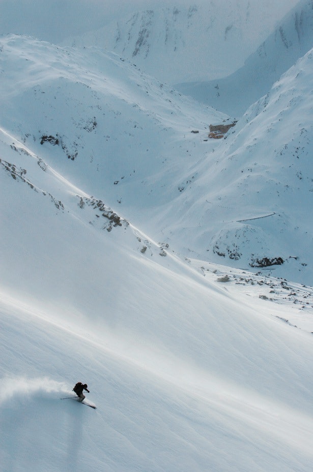 GUDBENÅDET: På vei ned mot klosteret (i bakgrunnen) på Grand St. Bernhard-passet mellom Sveits og Italia. Foto: Matti Bernitz Grand St. Bernhard-passet skikjøring