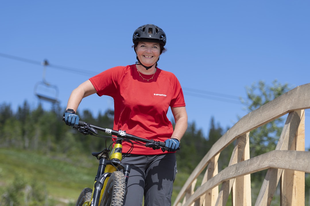 FOKUS PÅ SYKKEL: Gudrun Sanaker Lohne i Skistar Trysil ser fram til sykkelsesong. Foto: Skistar.