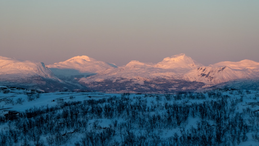 Vinterlys: Fjellene fremstår majestetiske i det siste solgløttet. Foto: Markus D. Holmer
